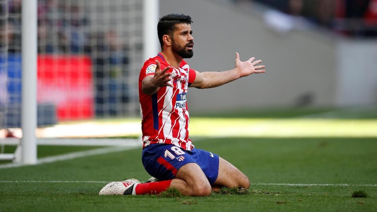 Diego Costa (Atletico Madrid) marah terhadap wasit dalam kemenangan atas Athletic Bilbao. (Foto: Javier Barbancho/Reuters)