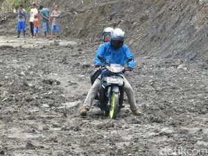 Meski Licin Jalan Banjarnegara-Pekalong sudah Bisa Dilalui Motor Meski Licin Jalan Banjarnegara-Pekalong sudah Bisa Dilalui Motor