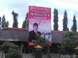 Ratusan Baliho Bergambar Calon Bupati Magelang Masih Bertebaran