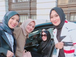 Lindsay Lohan Tampil Berhijab ke Fashion Show di London