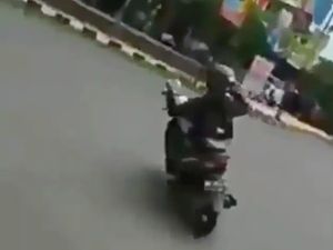 Jangan Tiru Kids Zaman Now Ini, Bahaya Main HP Sambil Naik Motor