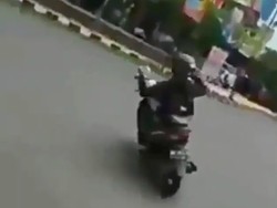 Jangan Tiru Kids Zaman Now Ini, Bahaya Main HP Sambil Naik Motor