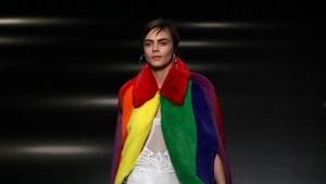 Foto: Aksi Cara Delevingne Kembali ke Catwalk Dukung LGBT