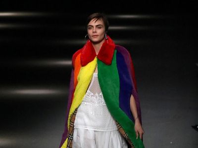 Foto: Aksi Cara Delevingne Kembali ke Catwalk Dukung LGBT