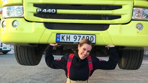 Cantik & Seksi! Pesona Gunn Narten, Pemadam Kebakaran yang Bisa Angkat Truk