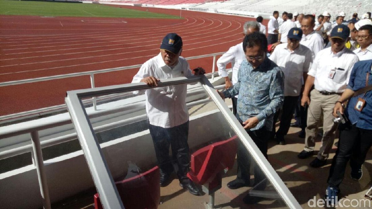 Basuki Hadimuljono selaku Menteri PUPR mengecek kerusakan GBK (Seysha Desnikia/detikSport)