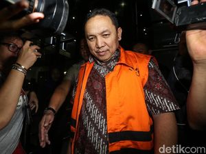 Pemeriksaan Perdana Bupati Rudy Erawan Pasca Ditahan Pemeriksaan Perdana Bupati Rudy Erawan Pasca Ditahan