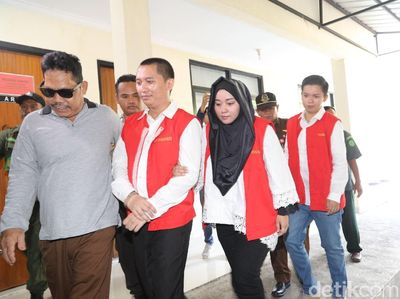 Foto: Raut Wajah Bos First Travel Saat Jalani Sidang Perdana