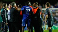 Setelah wasit Ovrebo meniup peluit akhir laga di Stamford Bridge pada Mei 2009 itu, beberapa pemain Chelsea masih terus melancarkan protes keras terhadap kepemimpinannya. Didier Drogba jadi salah satu yang paling vokal dan agresif, sampai harus dipegangi. Ovrebo harus meninggalkan stadion dengan kawalan ketat polisi. (Foto: Clive Rose/Getty Images)