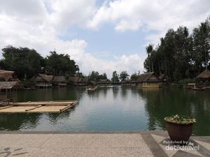 Wisata Serba Ada di Kampung Sampireun Garut