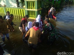 Meski Banjir, Siswa SD di Demak Tetap Sekolah