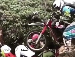 Bikin Ngakak, Orang Jadi Jembatan Hidup buat Ngetrail