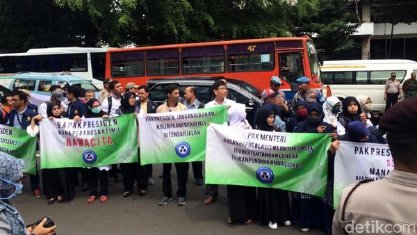 Calon Doktor Demo Sri Mulyani Tuntut Beasiswa