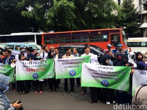 Calon Doktor Demo Sri Mulyani Tuntut Beasiswa