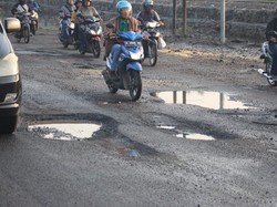 Pasca Banjir, Jalan Raya Porong Lama Dipenuhi Jebakan Batman