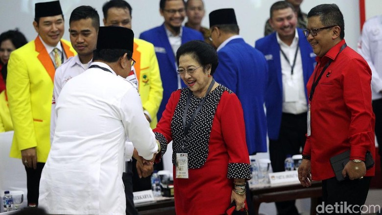 Foto: Momen Prabowo Bersalaman dengan Megawati