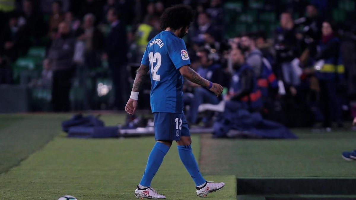 Marcelo meninggalkan lapangan setelah mengalami cedera saat Real Madrid menghadapi Real Betis (Foto: Jon Nazca/Reuters)