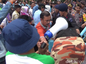 Kembali Geruduk KPUD Bone, Pendukung Umar-Madeng Ricuh dengan Polisi