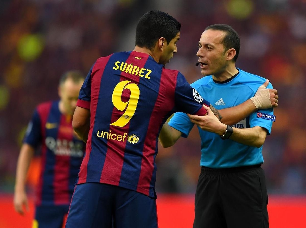 Cuneyt Cakir saat memimpin final Liga Champions 2015 antara Barcelona dengan Juventus (Shaun Botterill/Getty Images)