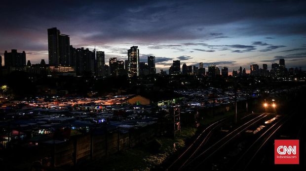 Lapak pedagang pakaian yang telah buka sejak pukul 5 pagi di kawasan Bongkaran Tanah Abang, Jakarta, Senin 19 Februari 2018. Para pedagang biasanya telah sampai di lokasi pada pukul 2 dini hari, dan calon pembeli bisa datang sejak pukul 5 pagi hingga pukul 12 siang. Area yang dipakai adalah lahan parkir untuk kendaraan berat seperti truk yang memang diperuntukkan mengangkut barang-barang dagangan para pedagang di Pasar Tanah Abang. CNNIndonesia/Safir Makki