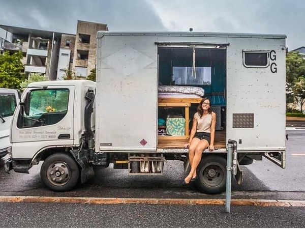 Melihat Isi Rumah Truk Rp 139 Juta Milik Gadis Australia