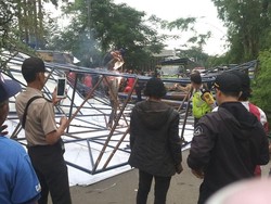 Petugas Evakuasi Reklame Roboh yang Sempat Tutup Jalan di Jatibening