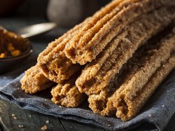 Tak Hanya Dibalut Gula, Churros Kini Tampil dalam Aneka Rasa dan Bentuk