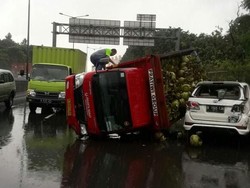 Truk Pengangkut Gas Melon Tabrak Mobil SUV di Tol Rawa Buaya