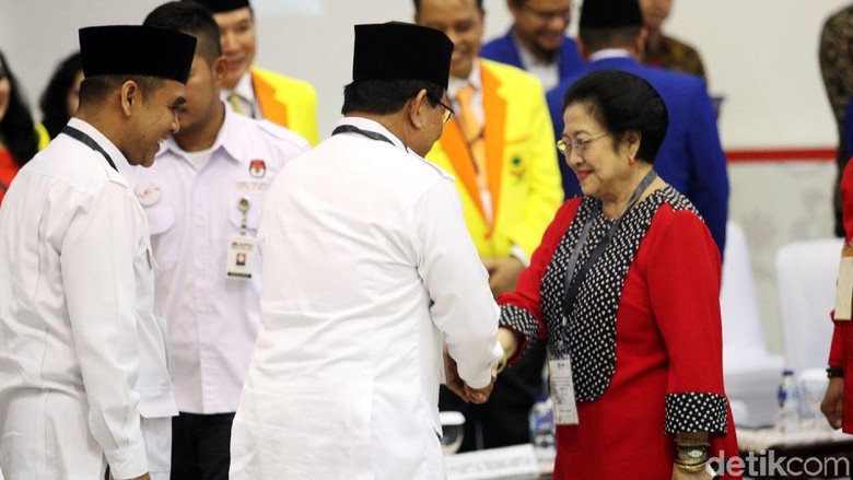 Foto: Momen Prabowo Bersalaman dengan Megawati