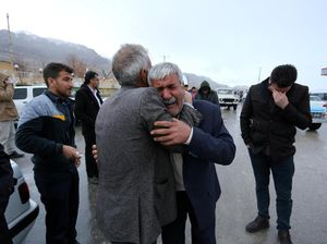 Tim Iran Temukan Serpihan Pesawat Sipil yang Jatuh di Gunung