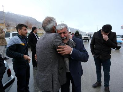 Foto: Isak Tangis Keluarga Korban Pesawat Sipil Iran yang Jatuh