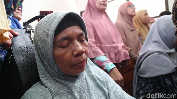 Foto: Korban First Travel Kawal Sidang Perdana Andika-Anniesa