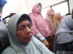 Foto: Korban First Travel Kawal Sidang Perdana Andika-Anniesa
