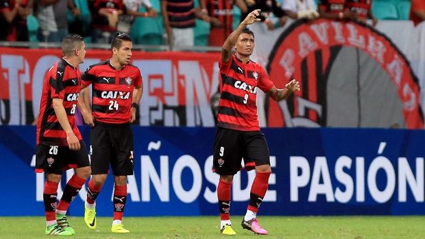 Para pemain Vitoria tersulut emosinya setelah Vinicius mencetak gol penalti.
