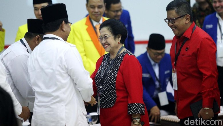 Foto: Momen Prabowo Bersalaman dengan Megawati