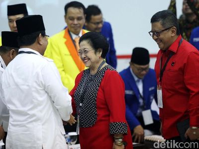 Foto: Momen Prabowo Bersalaman dengan Megawati