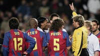 Duel Chelsea vs Barcelona berikutnya terjadi di babak 16 besar tahun 2005. Barca menang 2-1 saat menjamu Chelsea di leg pertama (23 Februari 2005) dan ada kontroversi yang lahir di laga ini terkait dengan dikartumerahnya Didier Drogba, setelah menerima dua kartu kuning dari wasit Anders Frisk. (Foto: Ben Bradford/Getty Images)