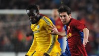 Duel Messi dengan Michael Essien di tahun 2009 (Jasper Juinen/Getty Images)