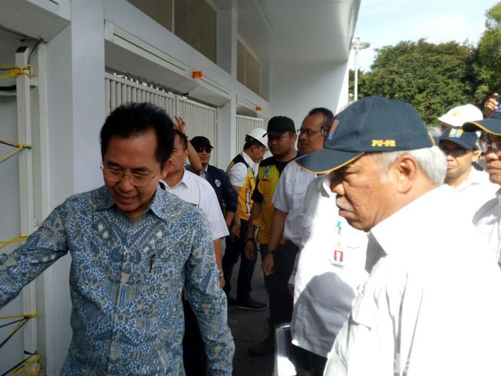 Ekspresi Menteri Basuki Saat Lihat Kerusakan GBK Ekspresi Menteri Basuki Saat Lihat Kerusakan GBK