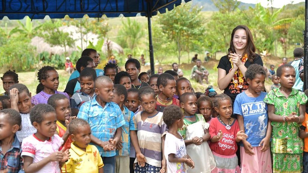 Foto: Chelsea Islan dan Senyum Anak-anak Papua