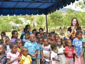 Foto: Chelsea Islan dan Senyum Anak-anak Papua