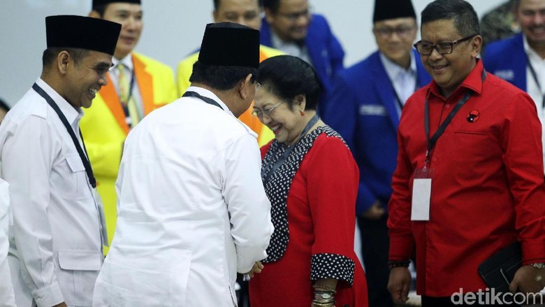 Foto: Momen Prabowo Bersalaman dengan Megawati