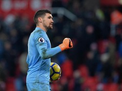 Di posisi kiper, Mat Ryan dari Brighton and Hove Albion jadi salah satu kunci kemenangan tim atas Tottenham Hotspur. Ia melakukan tiga penyelamatan untuk membantu Brighton menang 3-0. (Foto: Mark Runnacles/Getty Images)