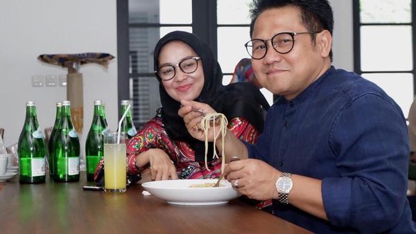 Lihat Gaya Cak Imin Kulineran dan Berpose Bersama Makanan