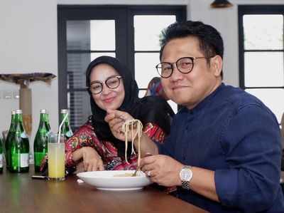 Lihat Gaya Cak Imin Kulineran dan Berpose Bersama Makanan