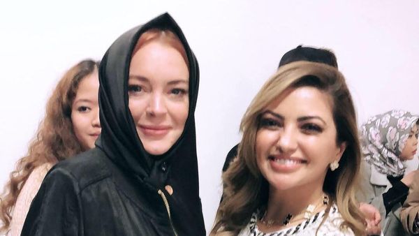 10 Gaya Lindsay Lohan Berkerudung yang Curi Perhatian
