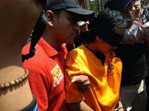 Pria Berpedang yang Ingin Bunuh Polisi Diserahkan ke Densus 88 Pria Berpedang yang Ingin Bunuh Polisi Diserahkan ke Densus 88