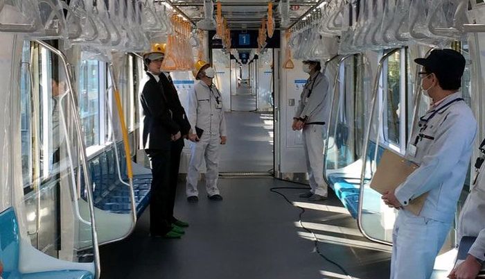 Dikutip dari situs resmi MRT Jakarta pada laman jakartamrt.co.id, Senin (19/2/2018), tampilan depan kereta MRT tersebut tampil modern dengan dominasi warna biru yang menyelimuti sebagian besar permukaan kereta. Warna kereta ini tampak sama sekali berbeda dengan desain awal yang sebelumnya berwarna hijau dan sempat disebut seperti jangkrik | Sumber: Pool/MRT Jakarta.