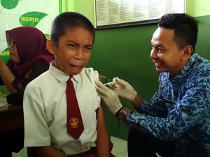 Begini Ekspresi Siswa SD di Blitar Saat Diimunisasi Difteri