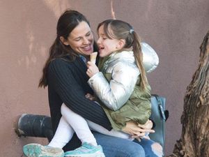 Kocak! Jennifer Garner Gambarkan Liburan Bareng Anak dengan Meme Kocak! Jennifer Garner Gambarkan Liburan Bareng Anak dengan Meme